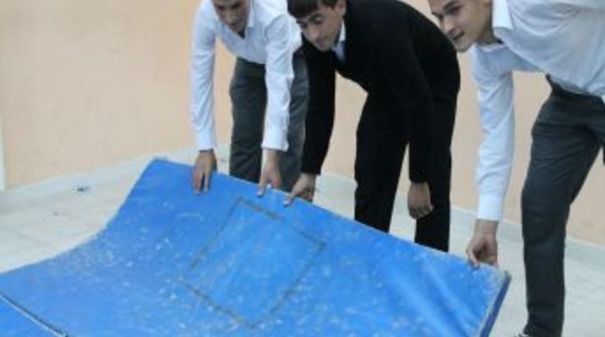 G&uuml;reş takımı &ouml;ğrencilerine: "Size minder veremiyoruz, hokey malzemesi verelim"