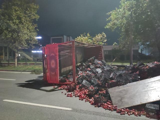 Samsun da biber yüklü kamyonun devrilmesi sonucu 2 kişi yaralandı 1