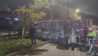Samsun'da biber y&uuml;kl&uuml; kamyonun devrilmesi sonucu 2 kişi yaralandı
