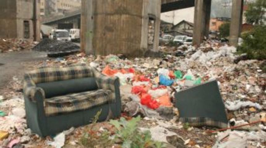 Koruma altındaki alanda &ccedil;&ouml;p ayıbı devam ediyor