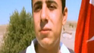 Şehit er köyünü Türk bayrağıyla donatmış