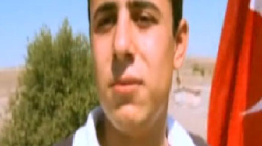 Şehit er köyünü Türk bayrağıyla donatmış