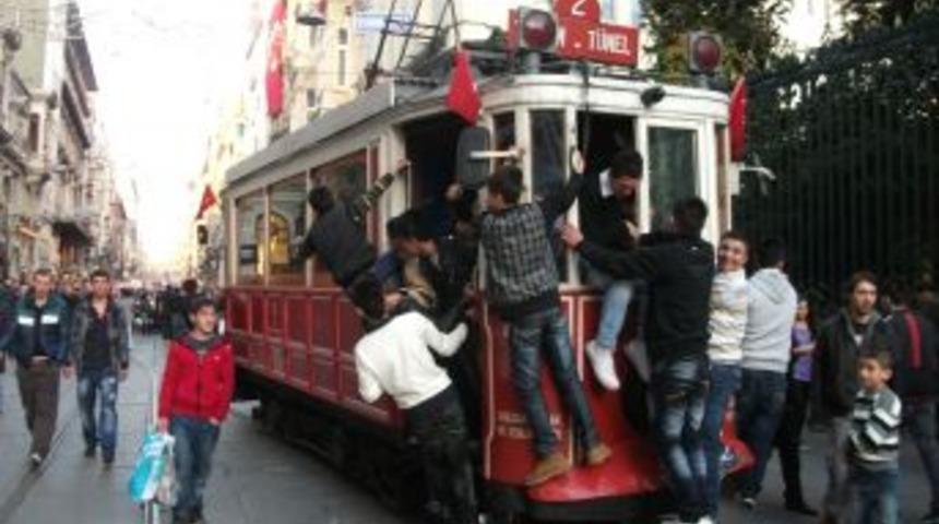 Nostaljik tramvayda bayram yoğunluğu