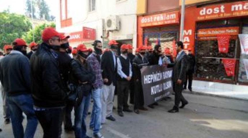 CHP&rsquo;deki bayramlaşmada iş&ccedil;ilerden siyah bantlı protesto