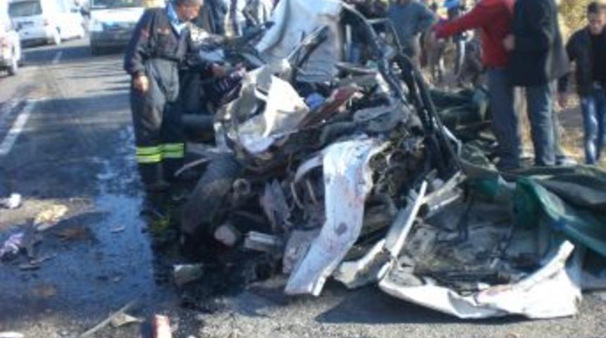 Lastiği patlayan ara&ccedil; tırın altına girdi: 4 &ouml;l&uuml; 1 ağır yaralı