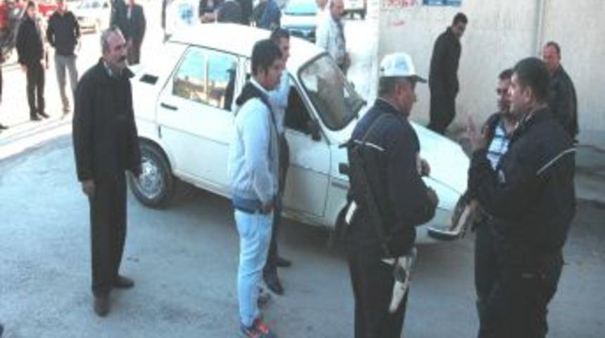 K&uuml;&ccedil;&uuml;k &ccedil;ocuk yolun karşısına ge&ccedil;emedi