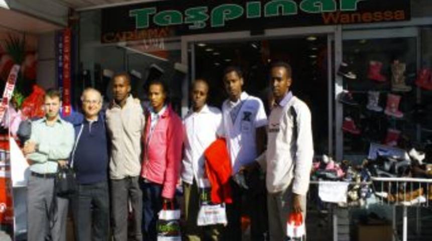 ESAFED, Somalili &ouml;ğrencilere ayakkabı ve giyecek dağıttı