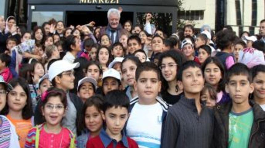 &Ccedil;ocukların eserleri sergileniyor