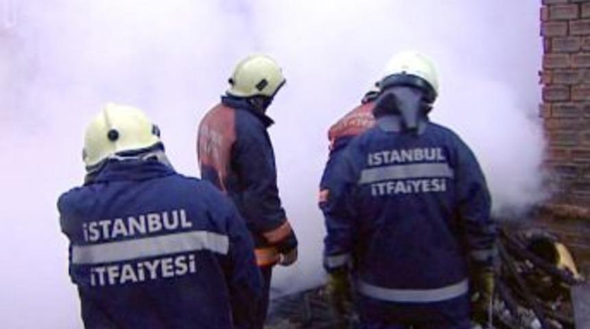 İki katlı ahşap bina k&uuml;l oldu