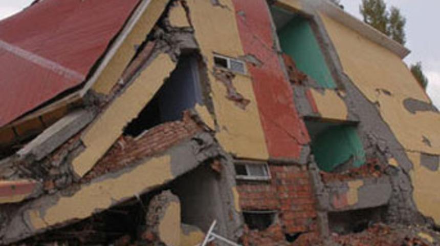 Van'da ard arda iki deprem