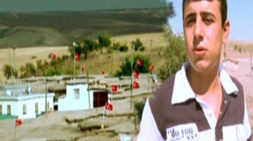 Şehitler i&ccedil;in bayrak astı, o da şehit oldu