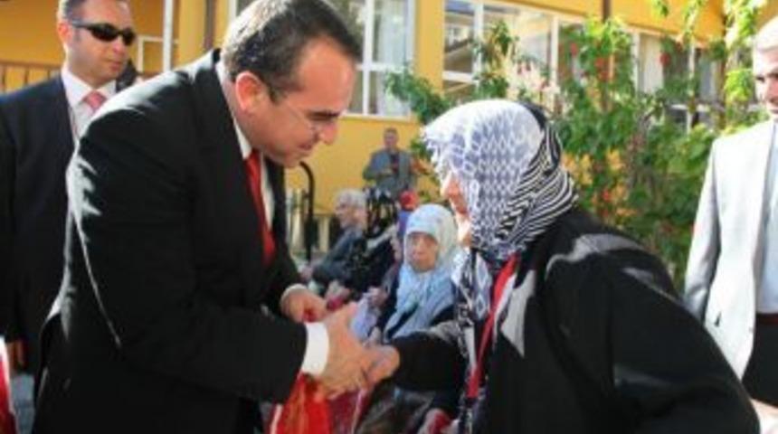 Bakan Ergin ve Vali Lekesiz huzurevini ziyaret etti