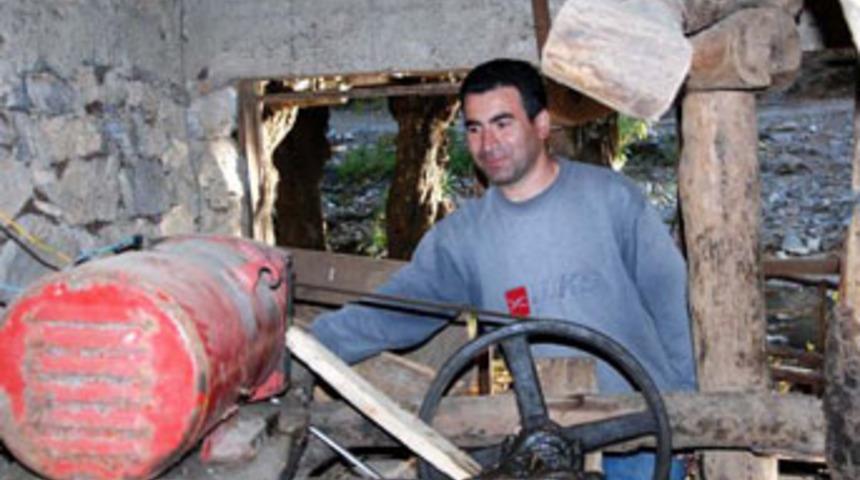 450 yıllık su değirmeni ile elektrik &uuml;retti