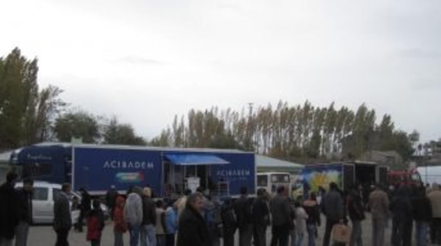 G&ouml;n&uuml;ll&uuml; doktorlar, bayramı depremzedelerle ge&ccedil;iriyor