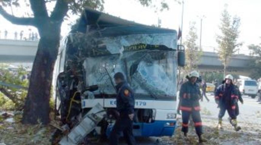 Kaza yapan belediye otob&uuml;s&uuml;n&uuml;n boş alması faciayı &ouml;nledi