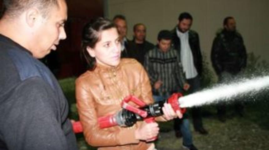 G&ouml;n&uuml;ll&uuml; itfaiyeciler ter d&ouml;kt&uuml;