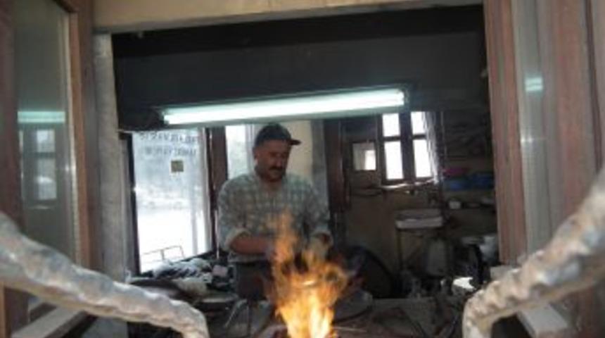 Ailesinden kalma 150 yıllık geleneği tek başına yaşatıyor