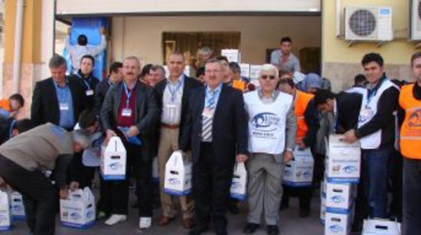 İşadamları aileleriyle birlikte, fakirlere kurban eti dağıttı