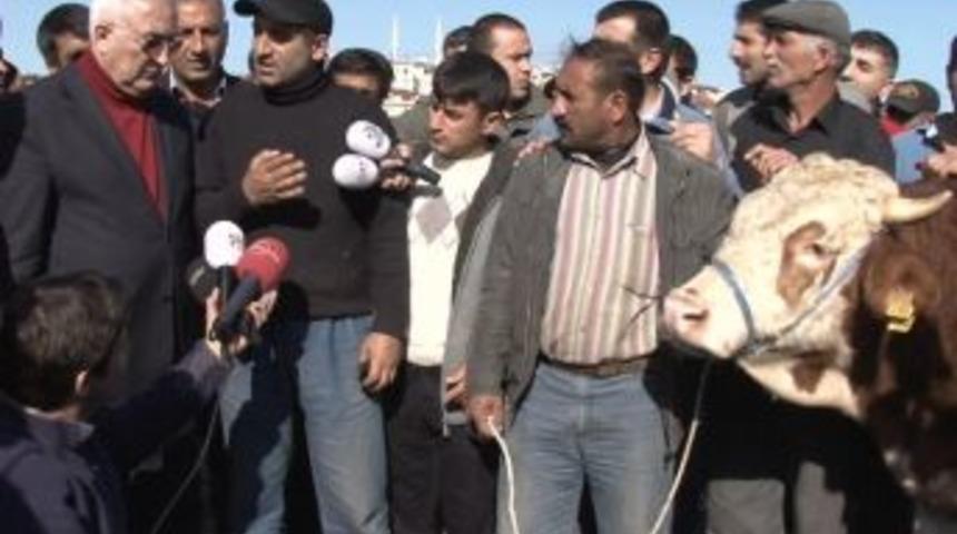 Yol kapatmak isteyen CHP'li vekili polis durdurdu