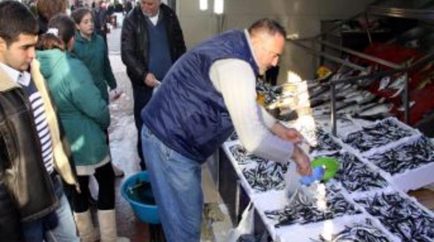 Evlerdeki et bolluğuna rağmen Samsunlular hamsiden vazge&ccedil;miyor