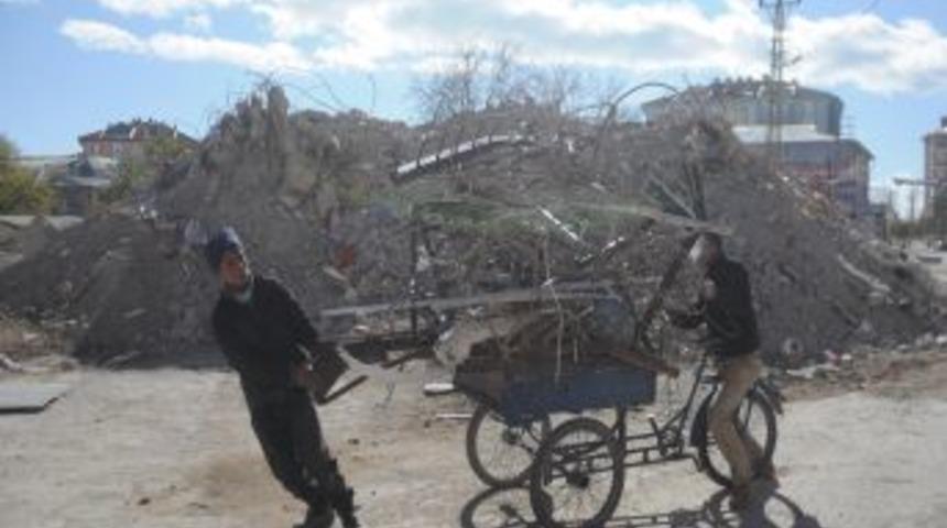 Enkaz onların umudu oldu, g&uuml;nde 10 ton demir topluyorlar