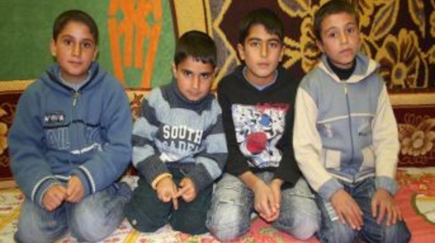 Y&uuml;z&uuml;nde '7.2 Van' yazılan &ccedil;ocuklar: Bir muhabir bizi y&ouml;nlendirdi