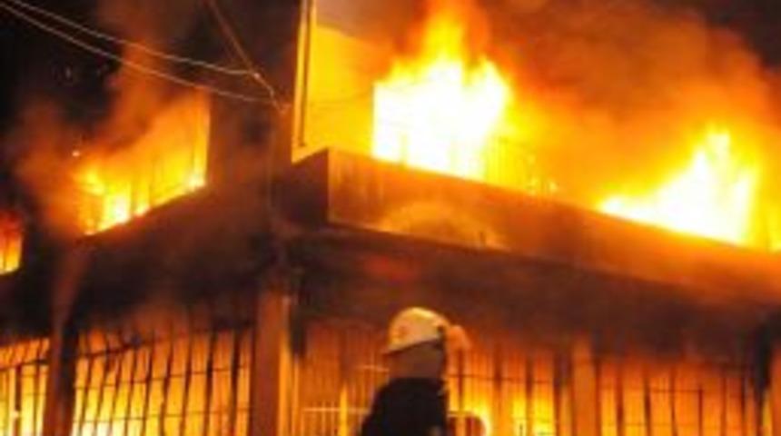Yatak imalathanesi alev alev yandı