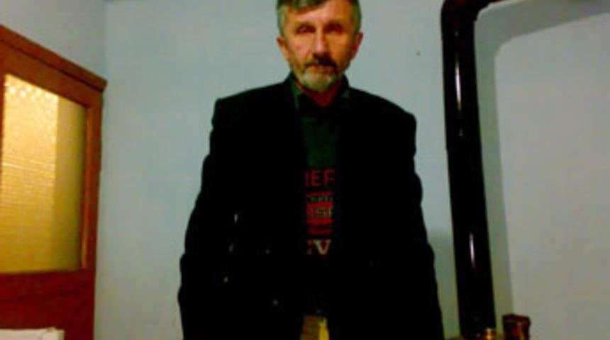 Kendisini d&ouml;ven babasını bı&ccedil;aklayarak &ouml;ld&uuml;rd&uuml;