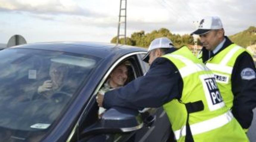Trafik Polisleri ceza yerine &ccedil;ikolata verdi