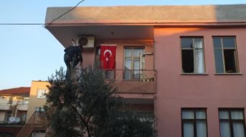 Komşular evin yanmasını &ouml;nledi