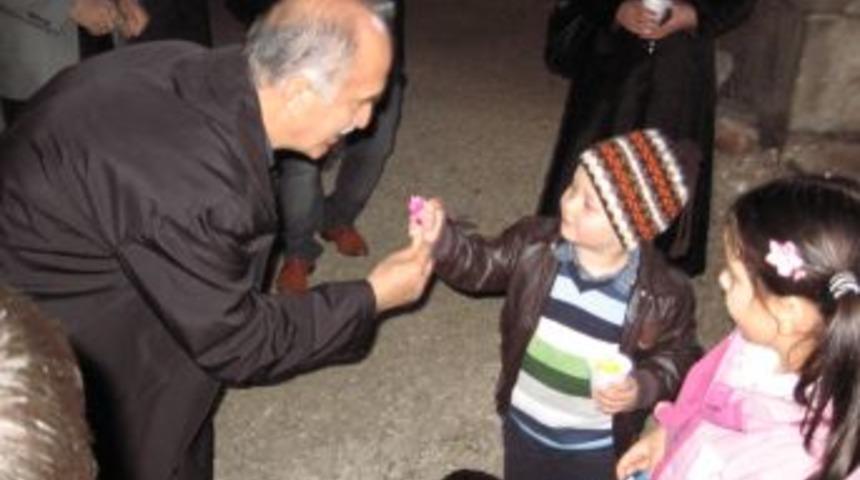 Vali Harput İznik'te &ccedil;ocuklara şeker dağıttı