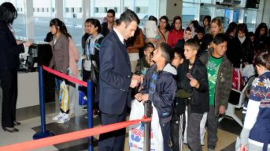 Vanlı &ccedil;ocuklar Antalya'dan ayrıldı