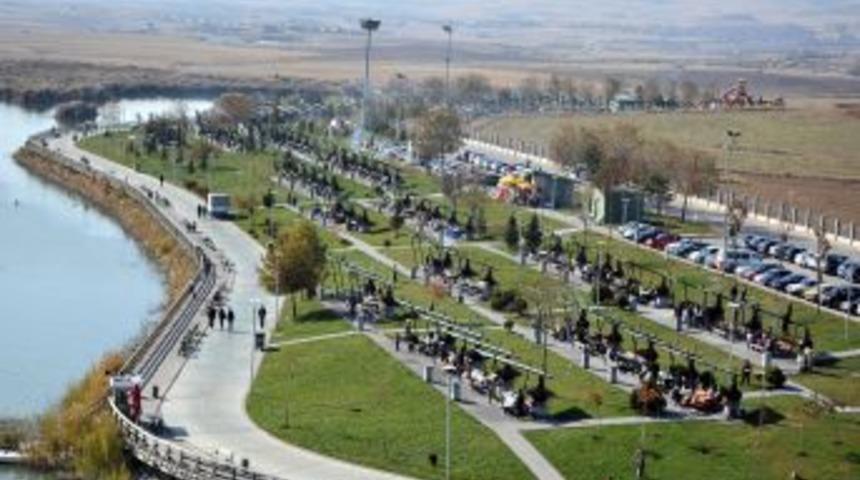 Bayram tatilinin son g&uuml;n&uuml;nde mangalcılar parklara akın etti
