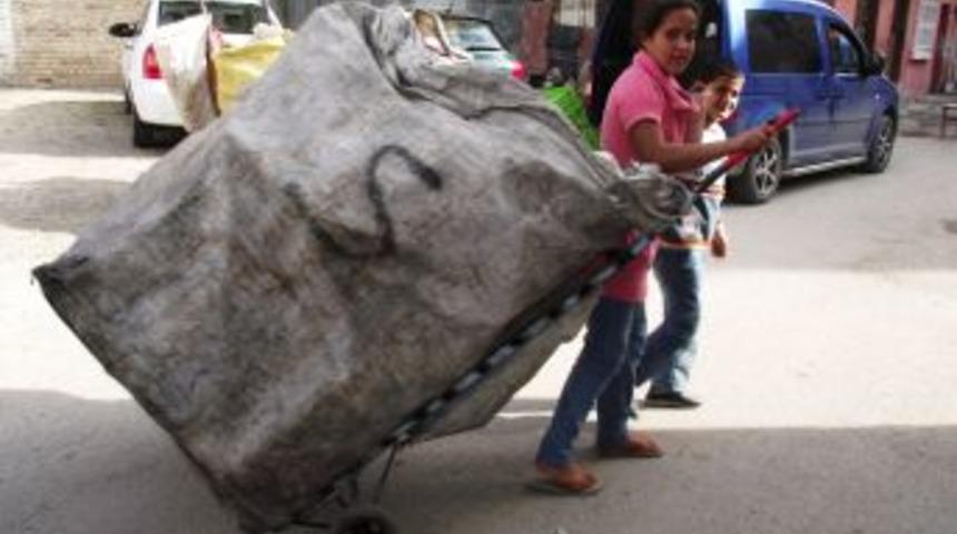 Bayramı atık toplayarak ge&ccedil;irdiler