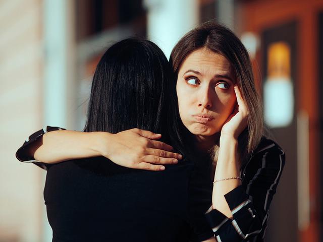 Birinin yalan s&ouml;ylediğini anlamanıza yardımcı olabilecek 6 soru! Psikologlar a&ccedil;ıkladı