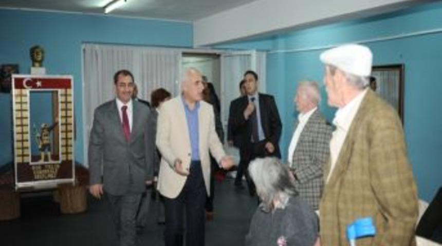 Vali Mutlu, bayramda yaşlıları ve yetimleri unutmadı