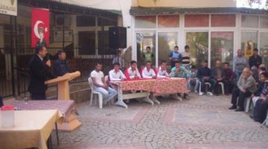 Askere gidecek gen&ccedil;ler dualarla uğurlanıyor