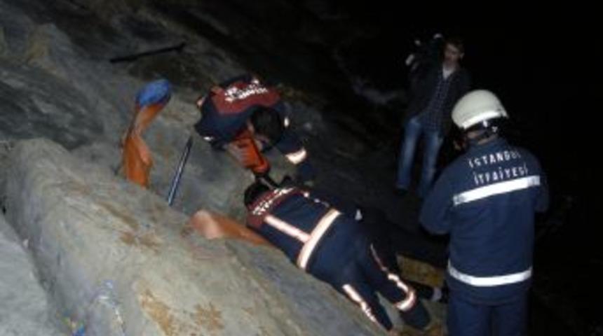 D&uuml;şen telefonunu almaya &ccedil;alışırken kayaların arasında sıkıştı