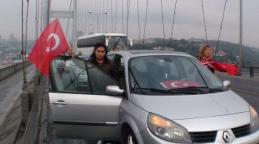 Boğaz K&ouml;pr&uuml;s&uuml;'nde Atat&uuml;rk i&ccedil;in saygı duruşu