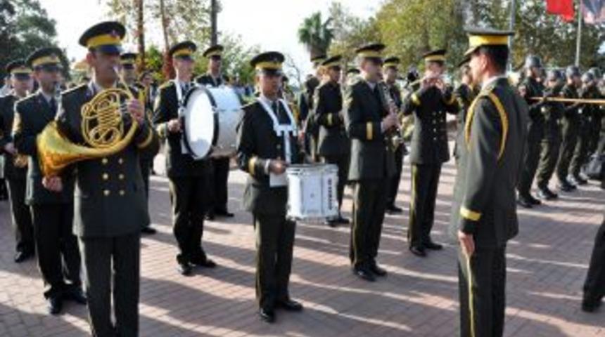 Atat&uuml;rk, &ouml;l&uuml;m&uuml;n&uuml;n 73. yıl d&ouml;n&uuml;m&uuml;nde Antalya&rsquo;da anıldı