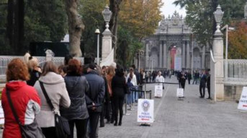 Atat&uuml;rk, Dolmabah&ccedil;e Sarayı'nda saygıyla anıldı