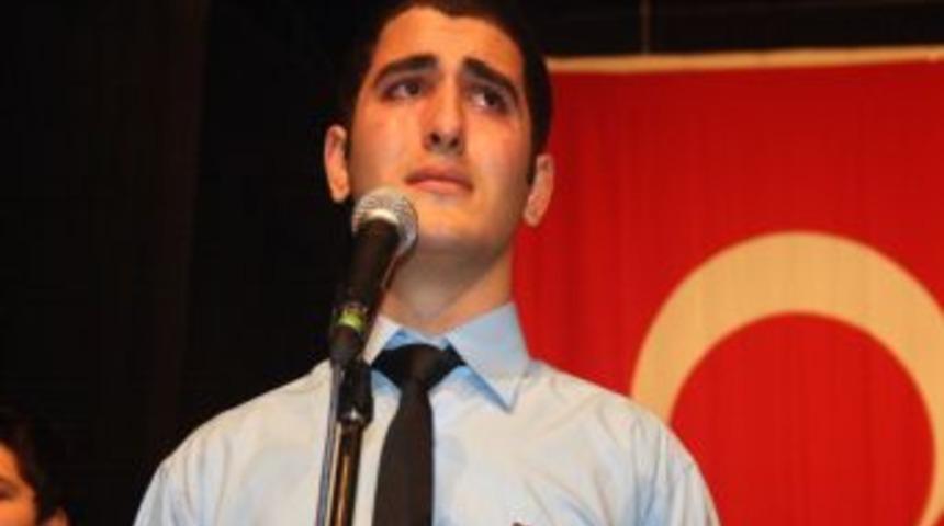 Sunum yapan &ouml;ğrenci sahnede duygulandı