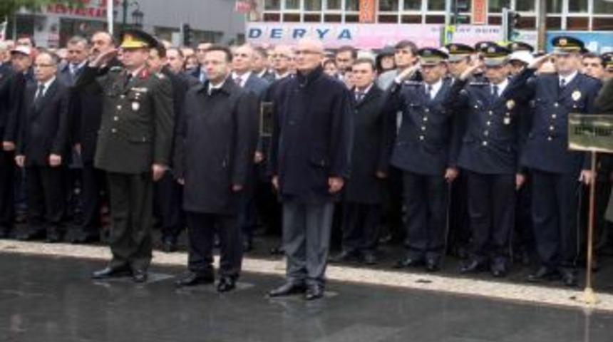 Atat&uuml;rk &ouml;l&uuml;m&uuml;n&uuml;n 73. yıld&ouml;n&uuml;m&uuml;nde anıldı