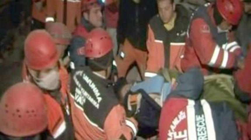 İstanbul ekipleri, enkazından 2 kişiyi sağ &ccedil;ıkardı