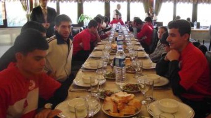 Batmanlı &ouml;ğrencilerden A Milli Takım'a trib&uuml;n desteği