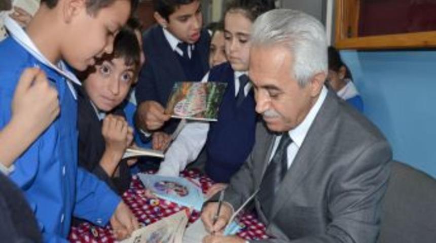 &Ccedil;ocuk kitapları yazarı Yıldırım, kitaplarını &ouml;ğrenciler i&ccedil;in imzaladı