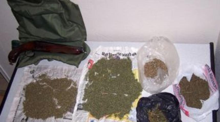 D&ouml;şeme altına ve baca deliğine gizlenmiş 250 gram esrar bulundu