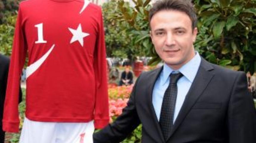 Milli takım i&ccedil;in T&uuml;rk bayrağı şeklinde forma tasarladı