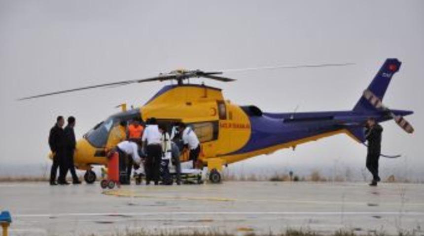Yaralı depremzede hava amb&uuml;lansla Erzurum'a taşındı