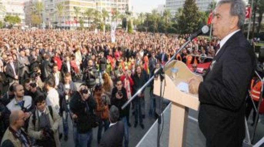 İzmirlilerden 'Atat&uuml;rk'e Saygı Y&uuml;r&uuml;y&uuml;ş&uuml;'